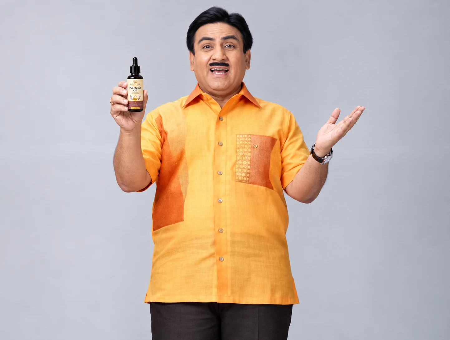 Person holding Roshvik Pso-Relief Oil